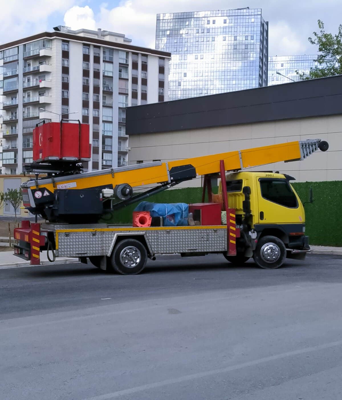 Evim Lojistik dış cephe asansör aracı — Karşıyaka, İzmir